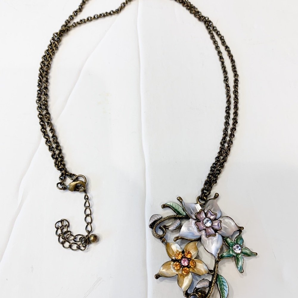 Floral necklace in good Vintage Condition.